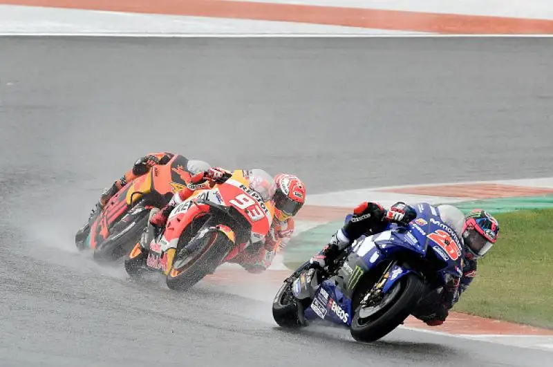 Andrea Dovizioso ha vinto il Gran Premio di Valencia, corso in due parti a causa della pioggia battente che ha costretto alla sospensione intorno al tredicesimo giro, per circa 40 minuti. 