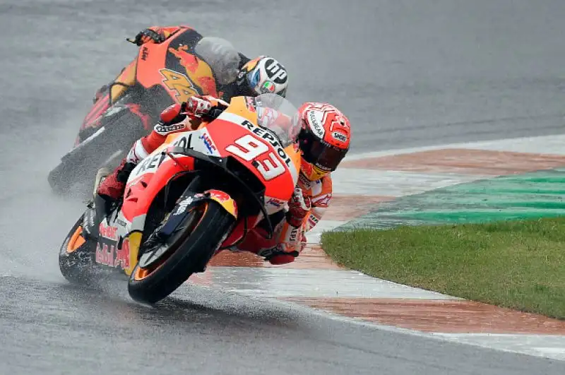 Andrea Dovizioso ha vinto il Gran Premio di Valencia, corso in due parti a causa della pioggia battente che ha costretto alla sospensione intorno al tredicesimo giro, per circa 40 minuti. 