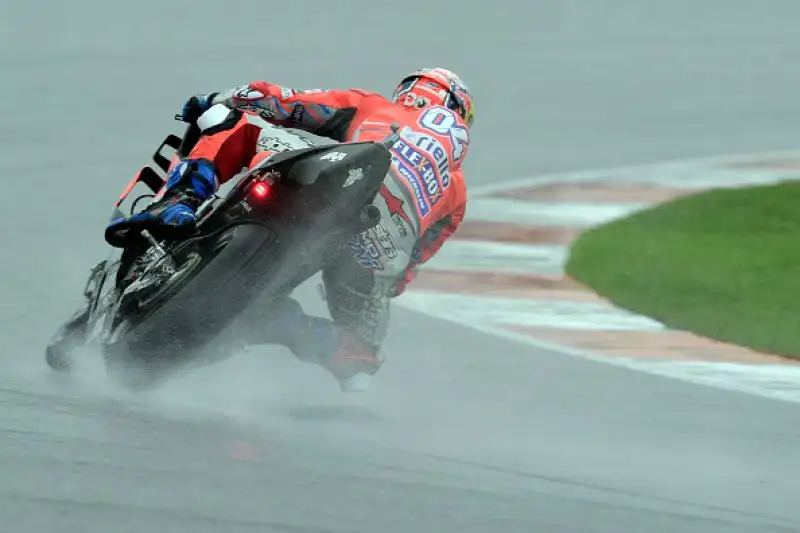 Andrea Dovizioso ha vinto il Gran Premio di Valencia, corso in due parti a causa della pioggia battente che ha costretto alla sospensione intorno al tredicesimo giro, per circa 40 minuti. 