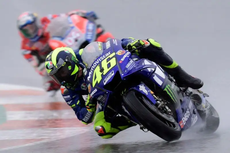 Andrea Dovizioso ha vinto il Gran Premio di Valencia, corso in due parti a causa della pioggia battente che ha costretto alla sospensione intorno al tredicesimo giro, per circa 40 minuti. 