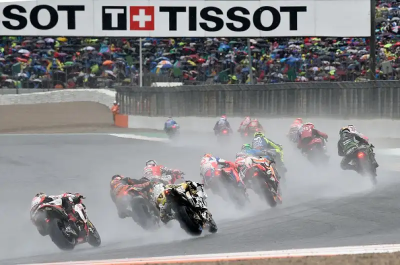 Andrea Dovizioso ha vinto il Gran Premio di Valencia, corso in due parti a causa della pioggia battente che ha costretto alla sospensione intorno al tredicesimo giro, per circa 40 minuti. 