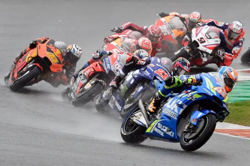 Andrea Dovizioso ha vinto il Gran Premio di Valencia, corso in due parti a causa della pioggia battente che ha costretto alla sospensione intorno al tredicesimo giro, per circa 40 minuti. 