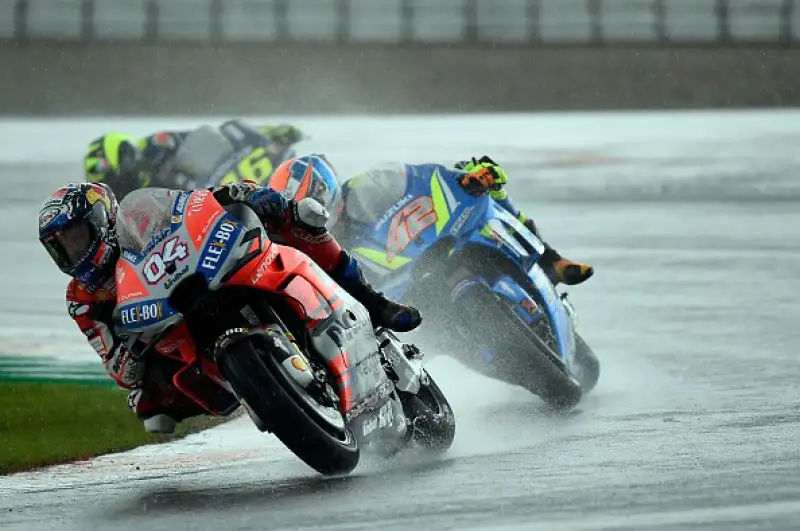 Andrea Dovizioso ha vinto il Gran Premio di Valencia, corso in due parti a causa della pioggia battente che ha costretto alla sospensione intorno al tredicesimo giro, per circa 40 minuti. 