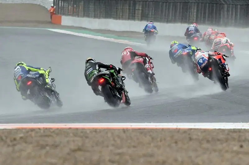 Andrea Dovizioso ha vinto il Gran Premio di Valencia, corso in due parti a causa della pioggia battente che ha costretto alla sospensione intorno al tredicesimo giro, per circa 40 minuti. 