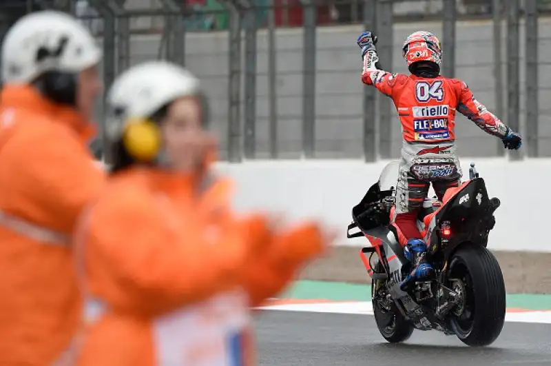 Andrea Dovizioso ha vinto il Gran Premio di Valencia, corso in due parti a causa della pioggia battente che ha costretto alla sospensione intorno al tredicesimo giro, per circa 40 minuti. 