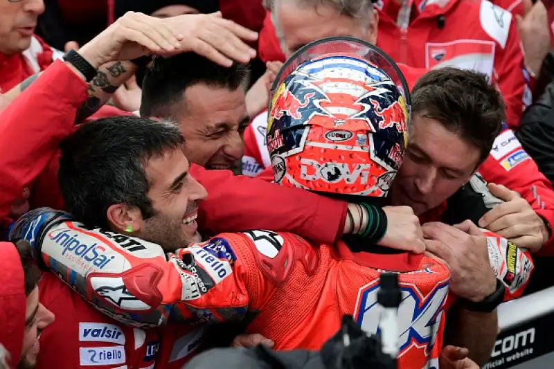 Andrea Dovizioso ha vinto il Gran Premio di Valencia, corso in due parti a causa della pioggia battente che ha costretto alla sospensione intorno al tredicesimo giro, per circa 40 minuti. 