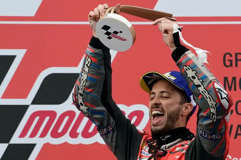 Andrea Dovizioso ha vinto il Gran Premio di Valencia, corso in due parti a causa della pioggia battente che ha costretto alla sospensione intorno al tredicesimo giro, per circa 40 minuti. 