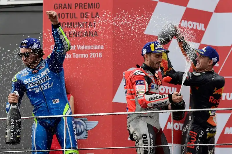 Andrea Dovizioso ha vinto il Gran Premio di Valencia, corso in due parti a causa della pioggia battente che ha costretto alla sospensione intorno al tredicesimo giro, per circa 40 minuti. 