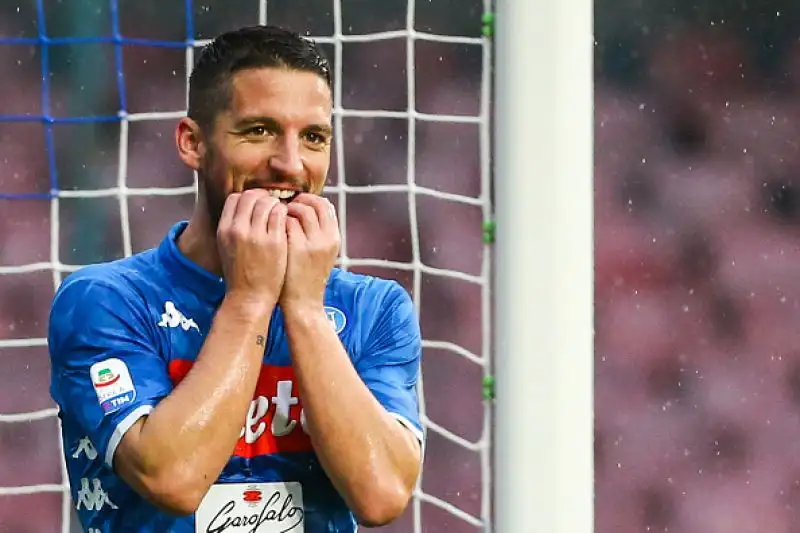 Inattesa battuta d'arresto per il Napoli, che al San Paolo non va oltre lo 0-0 contro il Chievo guidato per la prima volta da Di Carlo dopo il flop Ventura.