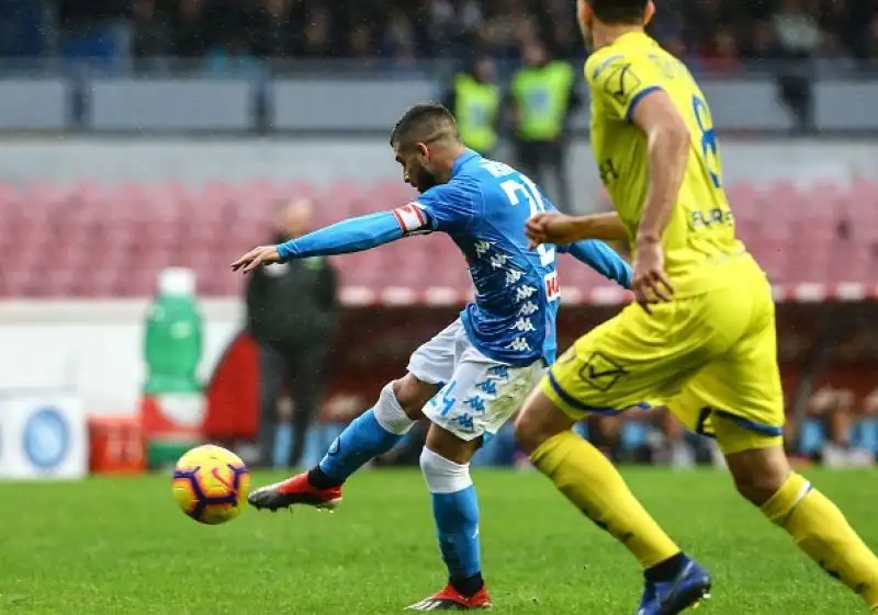 Inattesa battuta d'arresto per il Napoli, che al San Paolo non va oltre lo 0-0 contro il Chievo guidato per la prima volta da Di Carlo dopo il flop Ventura.