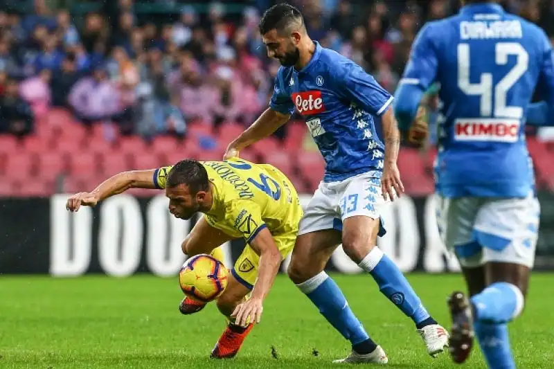 Inattesa battuta d'arresto per il Napoli, che al San Paolo non va oltre lo 0-0 contro il Chievo guidato per la prima volta da Di Carlo dopo il flop Ventura.