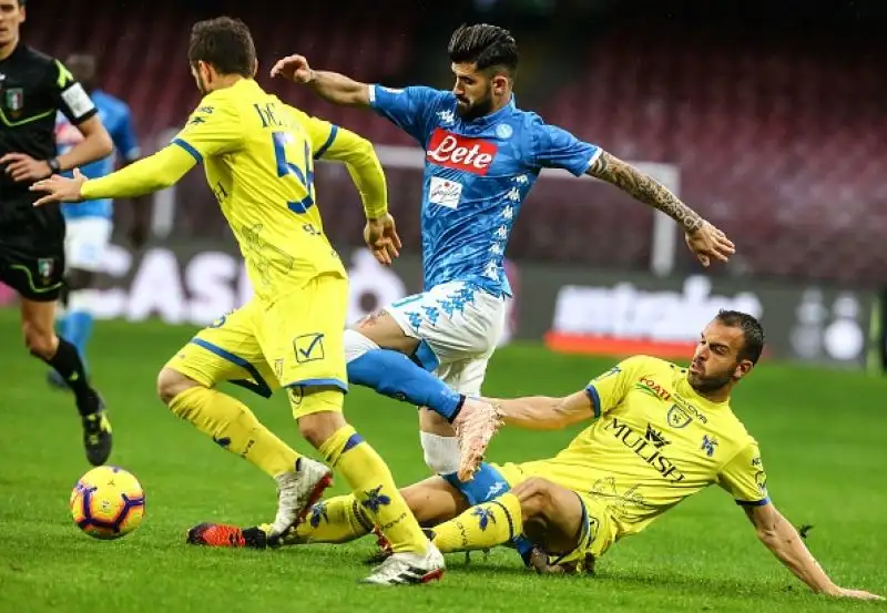 Inattesa battuta d'arresto per il Napoli, che al San Paolo non va oltre lo 0-0 contro il Chievo guidato per la prima volta da Di Carlo dopo il flop Ventura.