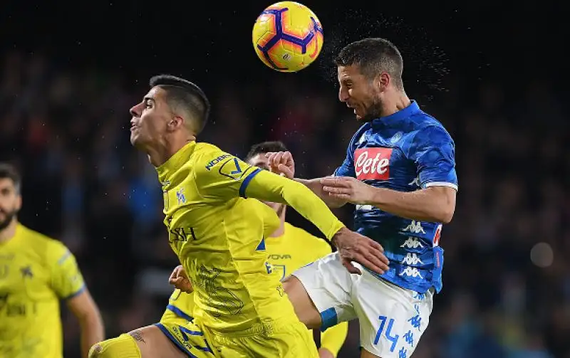Inattesa battuta d'arresto per il Napoli, che al San Paolo non va oltre lo 0-0 contro il Chievo guidato per la prima volta da Di Carlo dopo il flop Ventura.