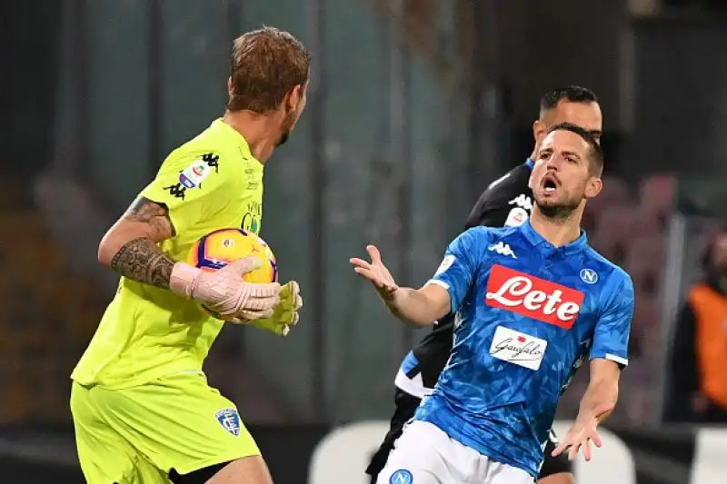 Mertens scatenato: tripletta per il centravanti belga. Insigne e Milik a segno, di Caputo il gol della bandiera per l'Empoli.