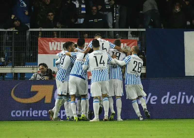 I ferraresi scappano sul 2-0 con le reti di Petagna e Antenucci, i sardi pareggiano in tre minuti con Petagna e Ionita.
