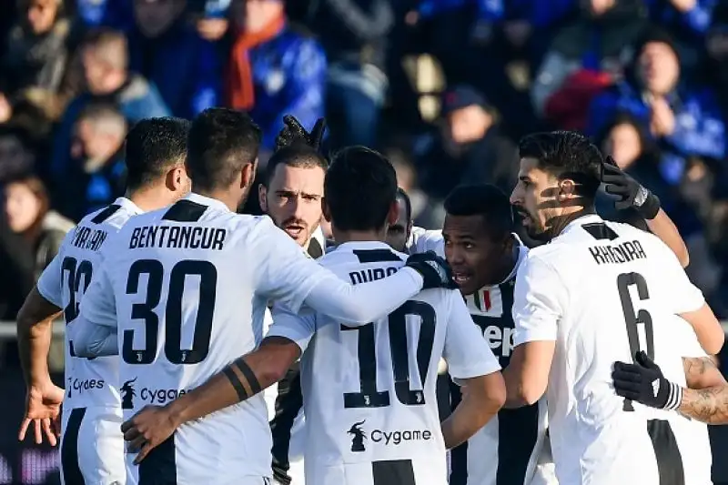o pareggio esterno per i bianconeri, che si salvano in inferiorità numerica sul campo dell'Atalanta cui non basta Zapata.