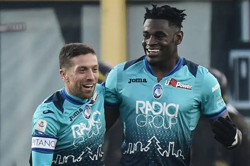 o pareggio esterno per i bianconeri, che si salvano in inferiorità numerica sul campo dell'Atalanta cui non basta Zapata.