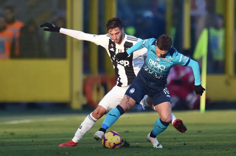 o pareggio esterno per i bianconeri, che si salvano in inferiorità numerica sul campo dell'Atalanta cui non basta Zapata.