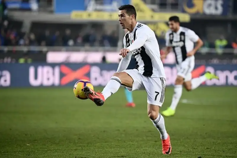 o pareggio esterno per i bianconeri, che si salvano in inferiorità numerica sul campo dell'Atalanta cui non basta Zapata.