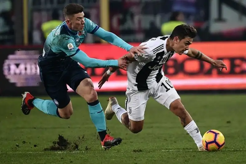 o pareggio esterno per i bianconeri, che si salvano in inferiorità numerica sul campo dell'Atalanta cui non basta Zapata.
