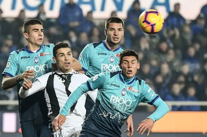 o pareggio esterno per i bianconeri, che si salvano in inferiorità numerica sul campo dell'Atalanta cui non basta Zapata.
