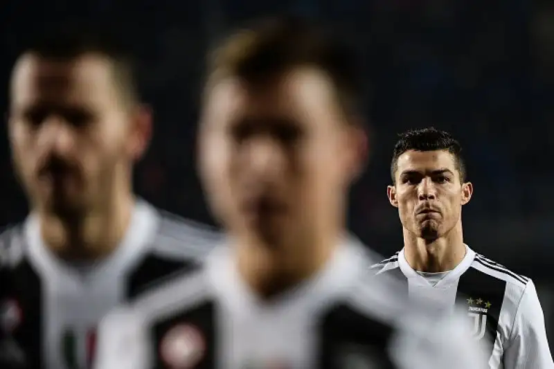 o pareggio esterno per i bianconeri, che si salvano in inferiorità numerica sul campo dell'Atalanta cui non basta Zapata.