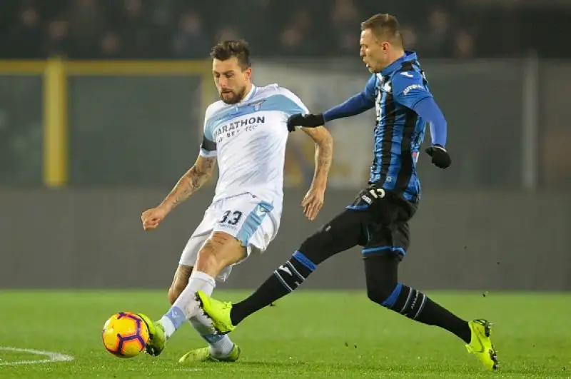 Decisivo ancora un gol di Zapata. Biancocelesti senza vittorie da oltre un mese.