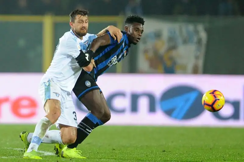 Decisivo ancora un gol di Zapata. Biancocelesti senza vittorie da oltre un mese.
