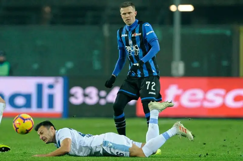Decisivo ancora un gol di Zapata. Biancocelesti senza vittorie da oltre un mese.