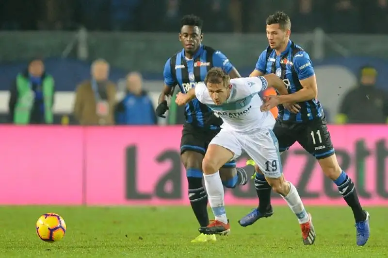 Decisivo ancora un gol di Zapata. Biancocelesti senza vittorie da oltre un mese.