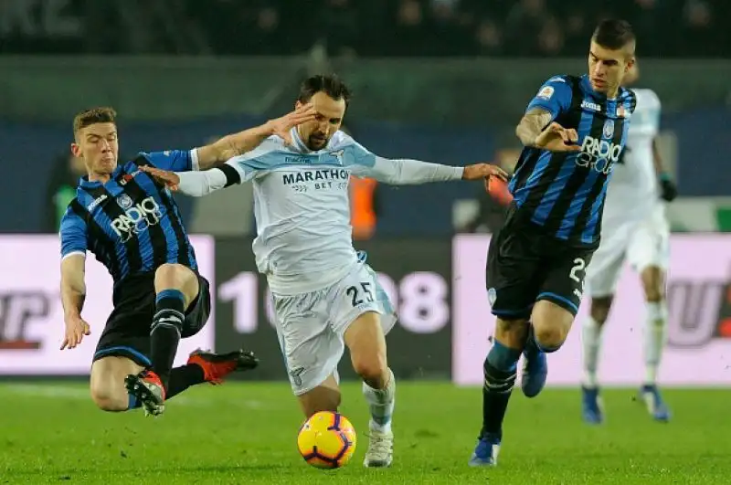 Decisivo ancora un gol di Zapata. Biancocelesti senza vittorie da oltre un mese.