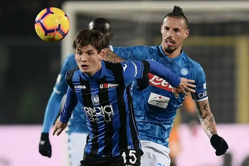 Gli azzurri, subito in vantaggio con Fabian Ruiz, sono raggiunti nella rirpesa dal gol di Zapata ma Ancelotti nel finale manda in campo Milik che realizza il gol vittoria.
