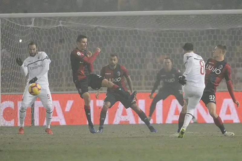 Rossoneri spuntati nel primo tempo e costretti a difendersi nel finale dopo l'espulsione di Bakayoko.
