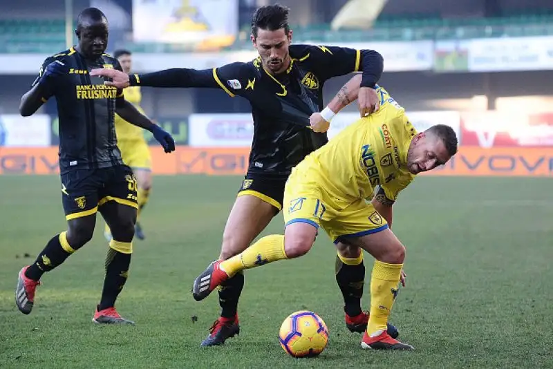 Una punizione capolavoro di Giaccherini regala la vittoria ai Veronesi e inguaia la squadra laziale.