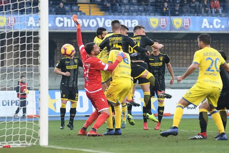 Una punizione capolavoro di Giaccherini regala la vittoria ai Veronesi e inguaia la squadra laziale.
