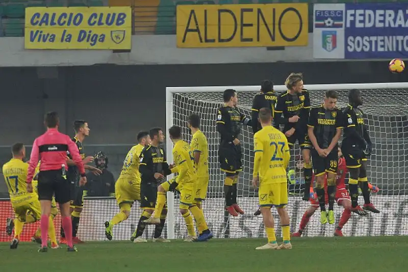 Una punizione capolavoro di Giaccherini regala la vittoria ai Veronesi e inguaia la squadra laziale.