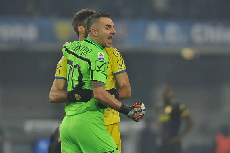 Una punizione capolavoro di Giaccherini regala la vittoria ai Veronesi e inguaia la squadra laziale.