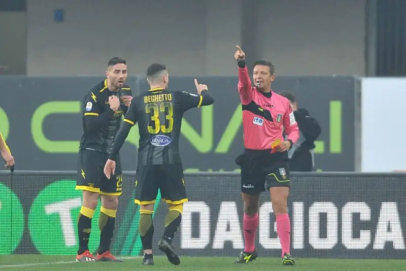 Una punizione capolavoro di Giaccherini regala la vittoria ai Veronesi e inguaia la squadra laziale.