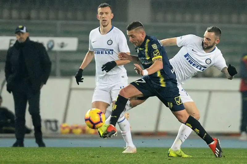 Perisic porta in vantaggio i nerazzurri nel primo tempo ma nel finale un gol di Pellissier regala il pareggio ai veronesi.