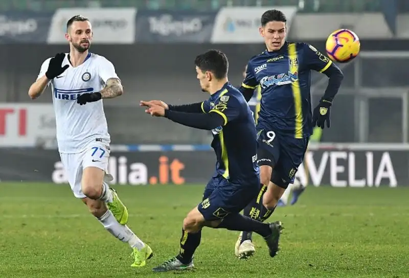Perisic porta in vantaggio i nerazzurri nel primo tempo ma nel finale un gol di Pellissier regala il pareggio ai veronesi.
