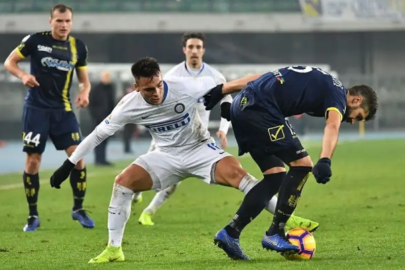 Perisic porta in vantaggio i nerazzurri nel primo tempo ma nel finale un gol di Pellissier regala il pareggio ai veronesi.