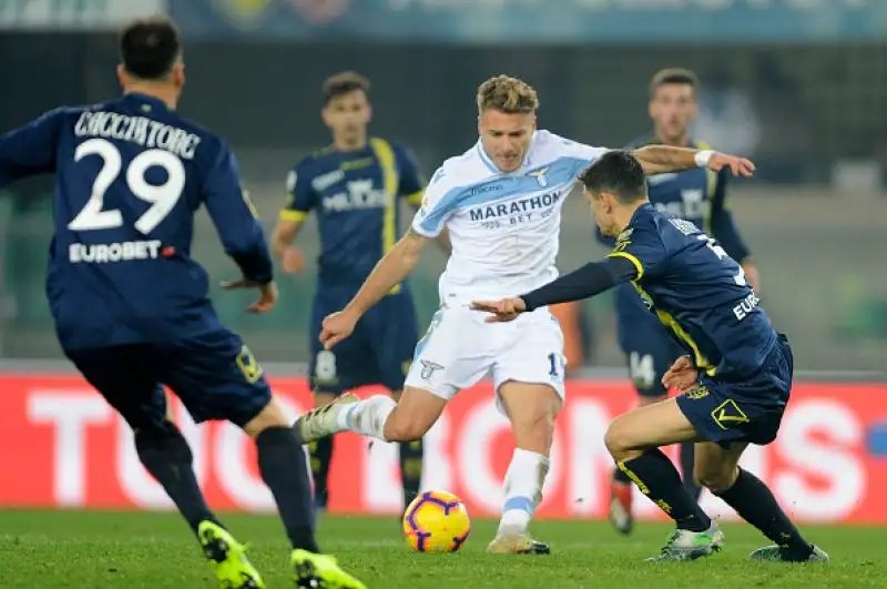 Pari e patta al Bentegodi tra Chievo e Lazio. Uno a uno il finale firmato dall’eterno Pellissier nel primo tempo, risposta di Immobile nel secondo.