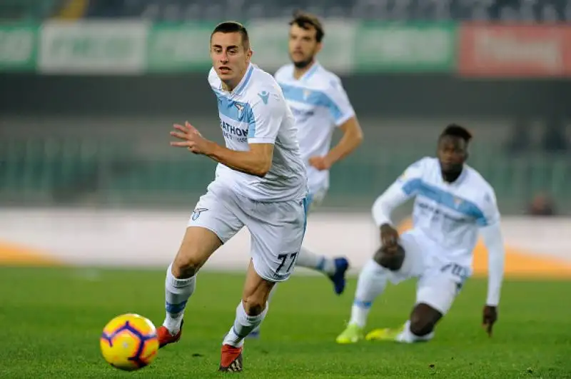 Pari e patta al Bentegodi tra Chievo e Lazio. Uno a uno il finale firmato dall’eterno Pellissier nel primo tempo, risposta di Immobile nel secondo.