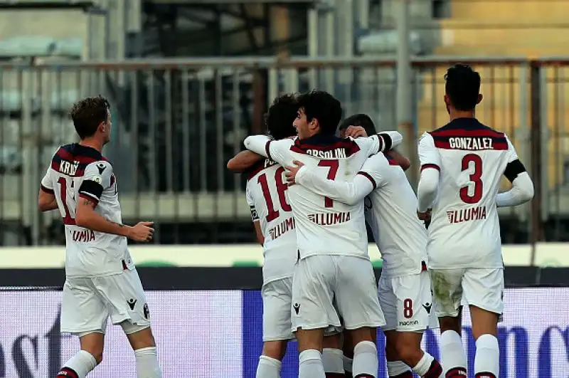 Al vantaggio iniziale di Caputo aveva risposto Poli per gli ospiti, a dieci dal termine il gol vittoria di La Gumina.