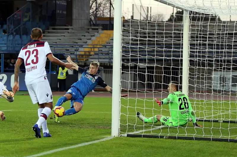 Al vantaggio iniziale di Caputo aveva risposto Poli per gli ospiti, a dieci dal termine il gol vittoria di La Gumina.