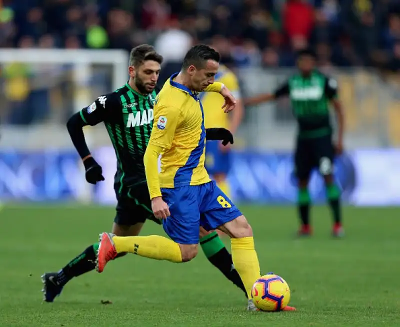 Il Sassuolo è sesto grazie al successo esterno sul campo di un Frosinone sempre più inguaiato.