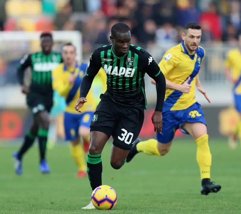 Il Sassuolo è sesto grazie al successo esterno sul campo di un Frosinone sempre più inguaiato.
