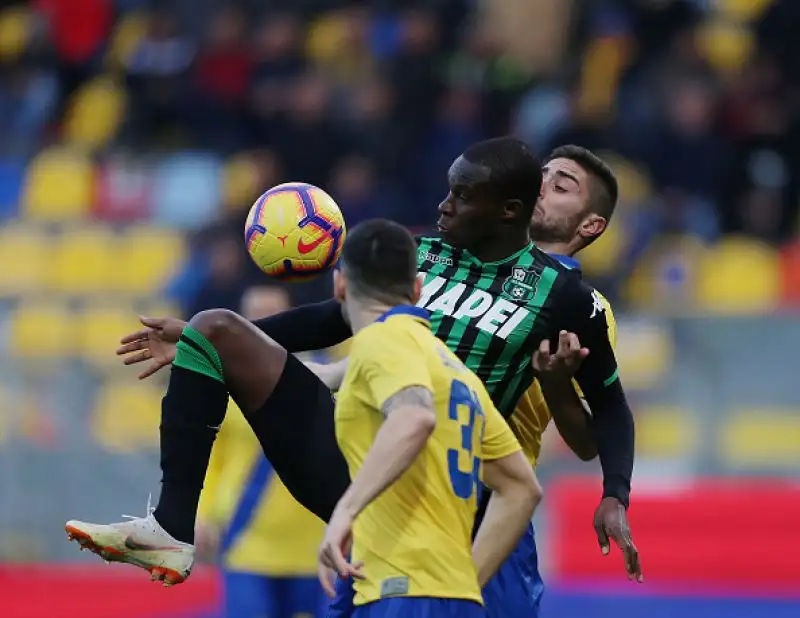 Il Sassuolo è sesto grazie al successo esterno sul campo di un Frosinone sempre più inguaiato.