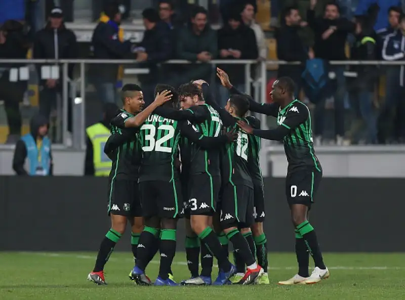 Il Sassuolo è sesto grazie al successo esterno sul campo di un Frosinone sempre più inguaiato.