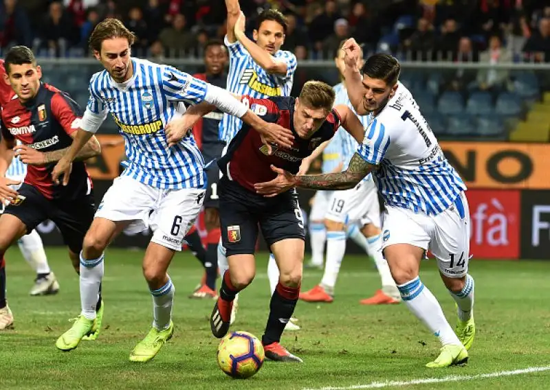 Dopo l'espulsione di Criscito gli ospiti passano in vantaggio con Petagna ma vengono raggiunti da un rigore di Piatek.